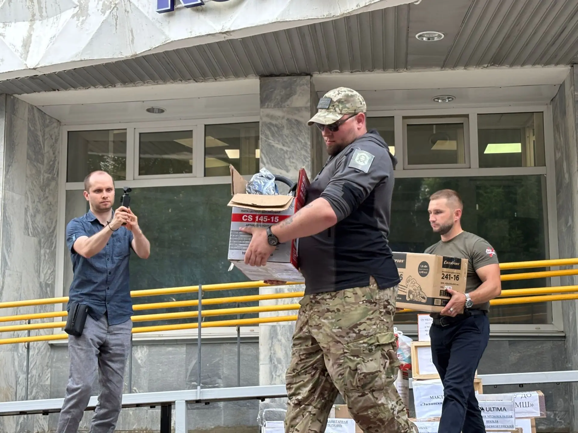 В Сыктывкаре передали гуманитарную помощь бойцам специальной военной операции через региональное отд