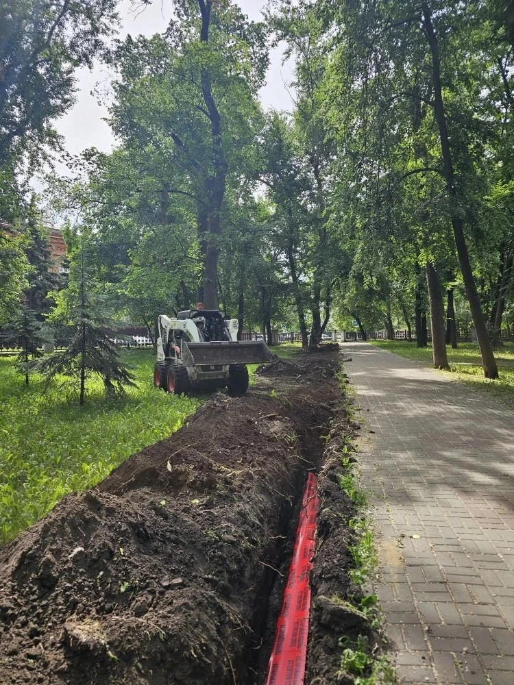 ✅ сквер Ивана Яковлева.

Приступили к прокладке кабельной линии.
Смонтировали 170 метров .

#Ульянов