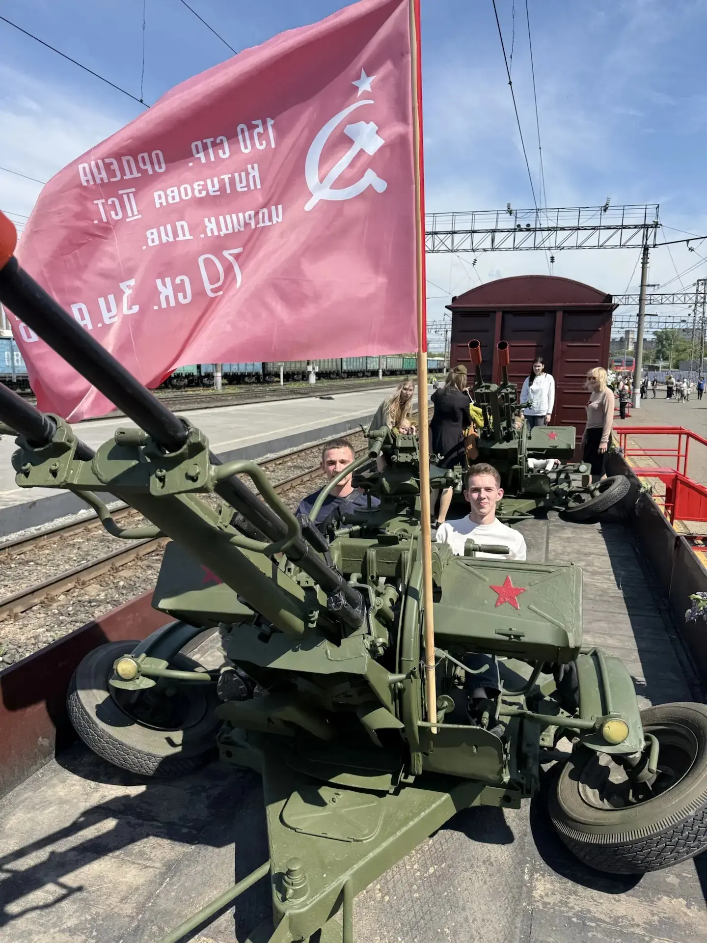 8 мая в 10:00 на первый путь вокзала Оренбурга прибыл  «Поезд Победы» — настоящий паровоз времён вой