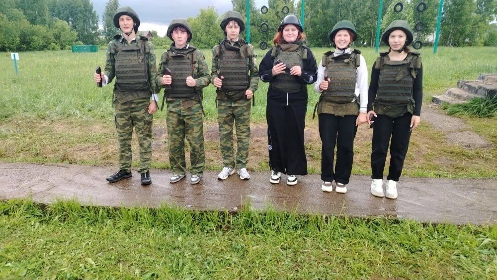✔️ Учебные стрельбы: старшеклассники прошли полевое обучение на танковом полигоне.