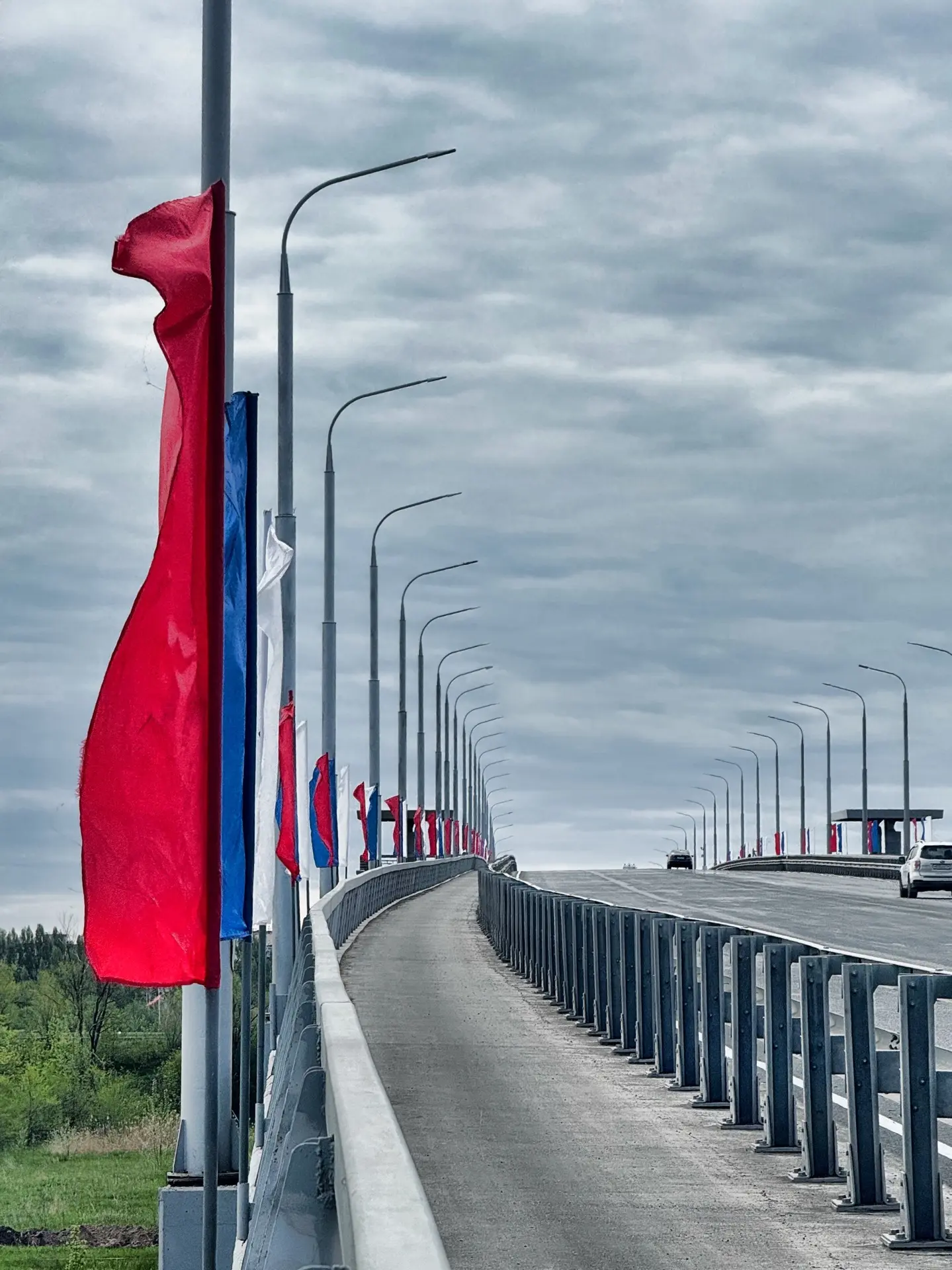 Как же красиво выглядит украшенный флагами мост Победы🇷🇺