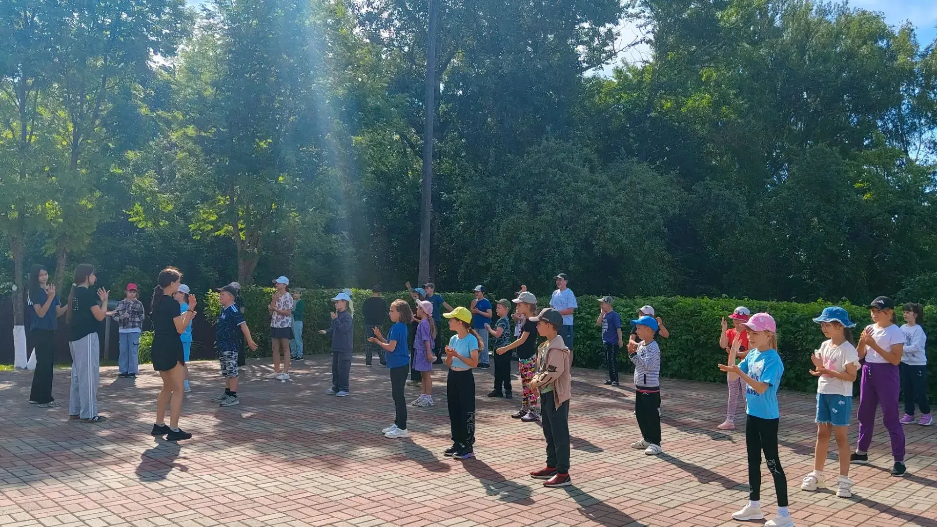 Новый насыщенный день из жизни нашего школьного лагеря🎉 

С утра вожатые отрядов провели бодрую зар