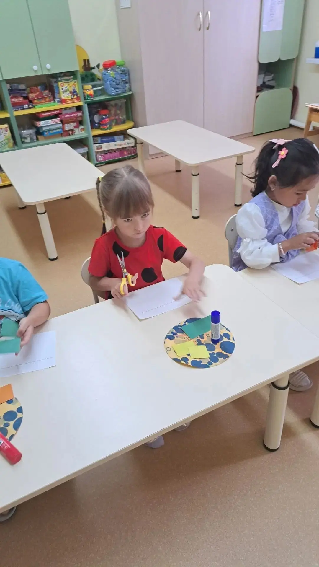 Мы уже не малыши, сказали дети из группы "Малинка" 👶👧👦 и взяли ножницы в руки ✂️, уч...