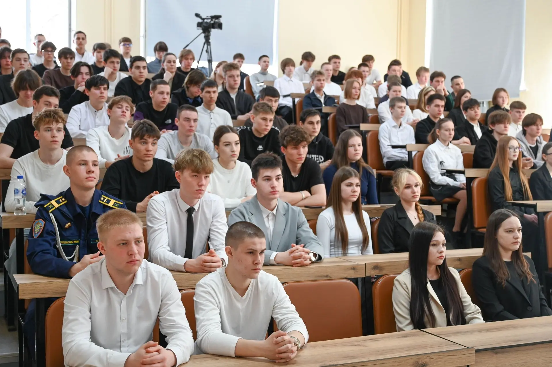 Герои среди нас: в УдГУ прошел круглый стол «СВОи Герои»  И. о. ректора Анна Владимировна Овчинников
