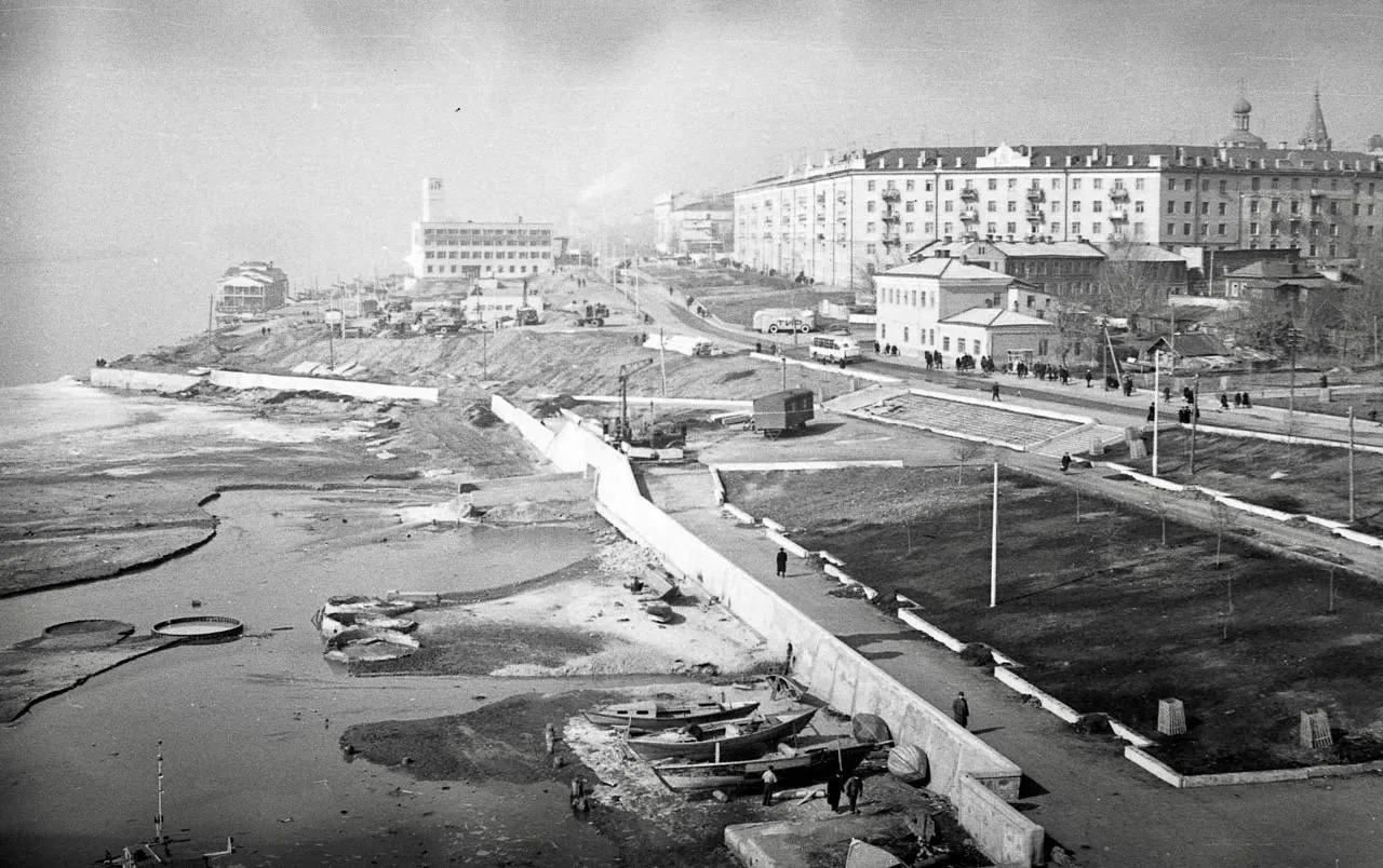 Панорама с автодорожного моста на строящуюся Набережную Космонавтов. 📆 1969 год.