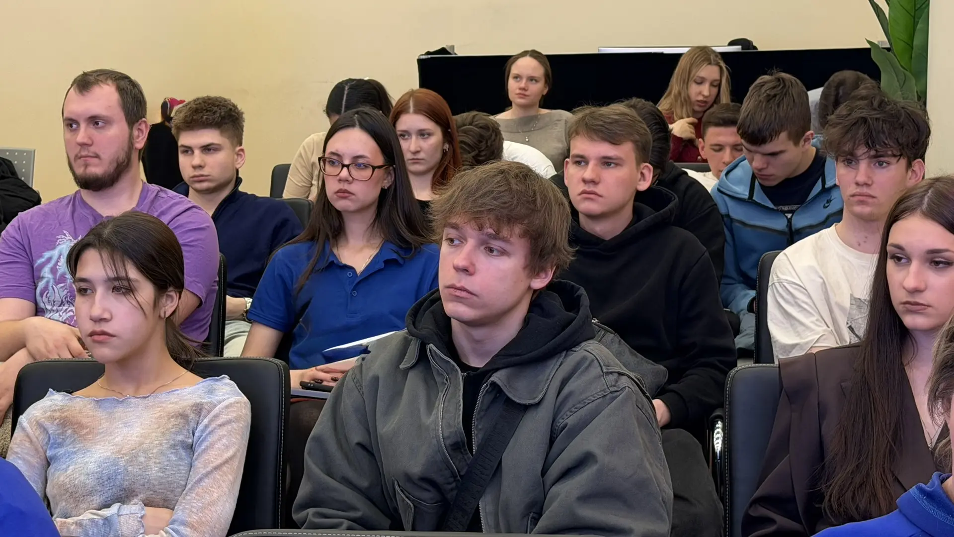 В молодежном центре состоялся «Диалог с героем»  💬В рамках проекта «Своими глазами» в молодежном цен