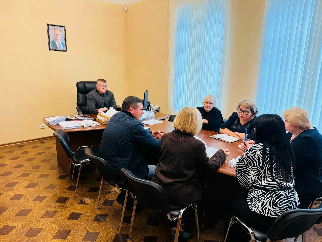 🇷🇺 В администрации района состоялось заседание комиссии по увековечению памяти защитн...