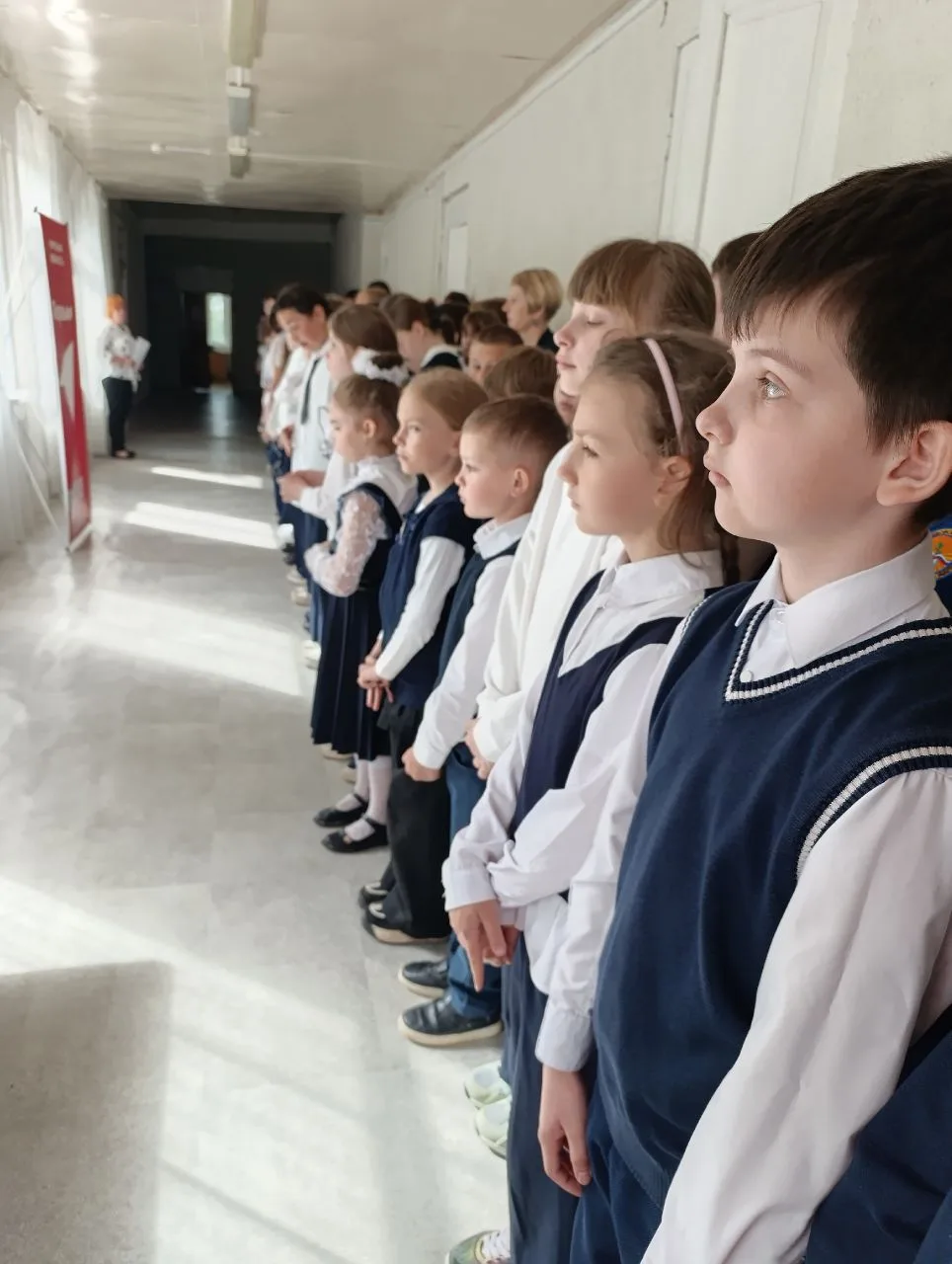 🇷🇺РАЗГОВОРЫ О ВАЖНОМ🇷🇺 
Утро понедельника 18 мая 2026 года в школе традиционно началось с торжес