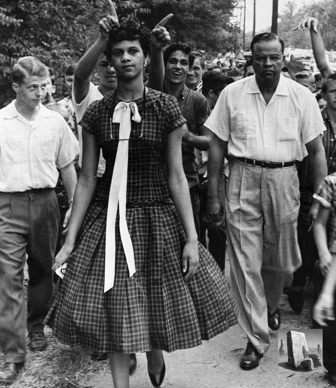 Девочку зовут Дороти Каунтс. 4 сентября 1957 года она вышла из дома и направилась в школу. Казалось 