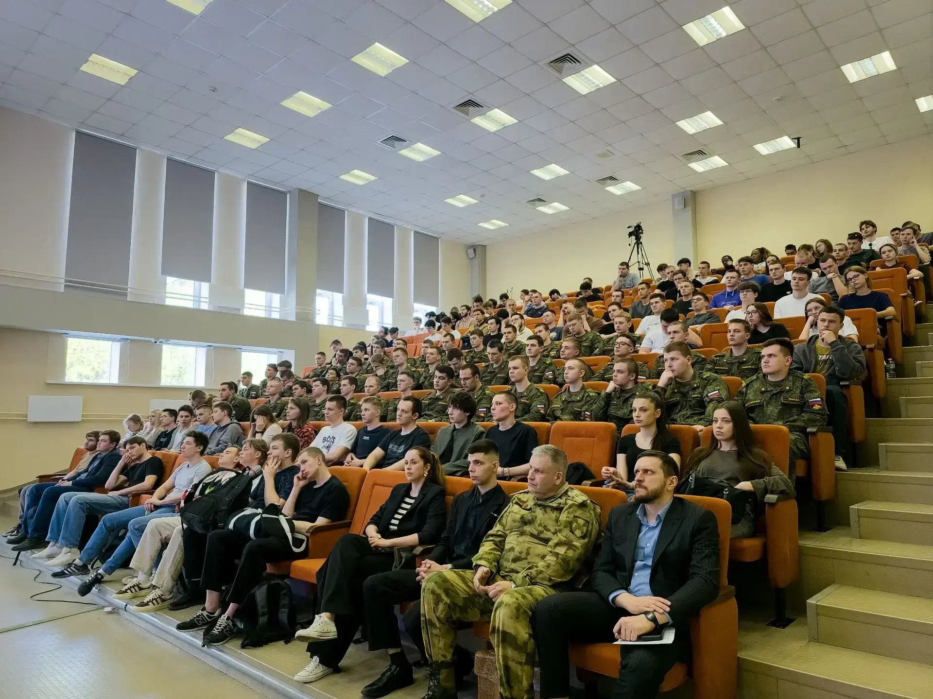 🎓 В МАДИ прошла патриотическая лекция в рамках проекта «СВОй путь»   В МАДИ состоялась лекция масшта