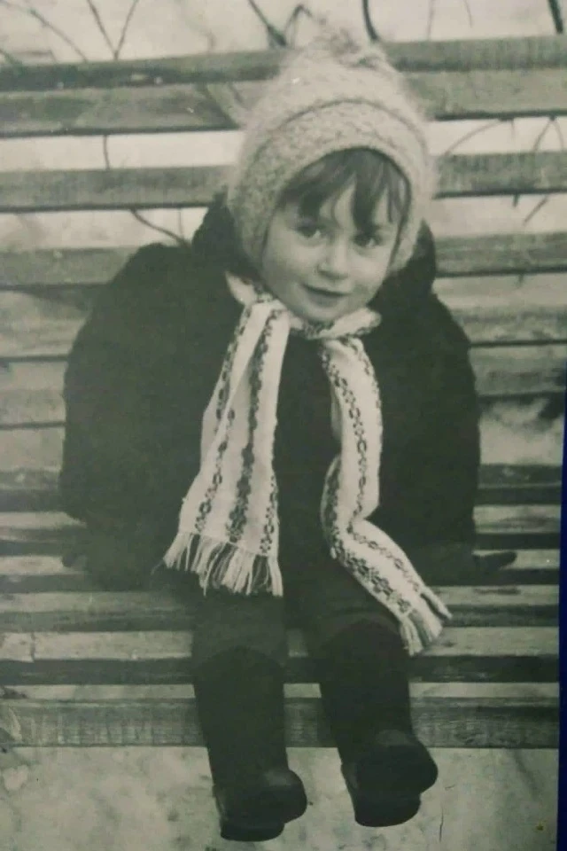 Когда мне было годика три, родители где-то раздобыли мне шубку из медведя.
