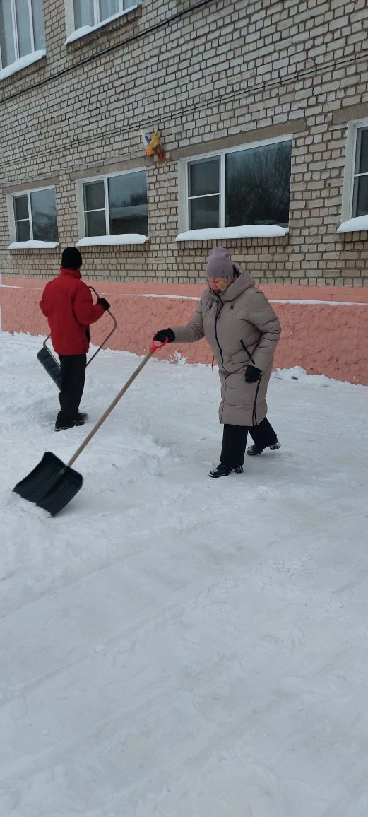 Дорога в школу: чистота, безопасность и готовность к знаниям после снегопада!  Наш город укутало пуш