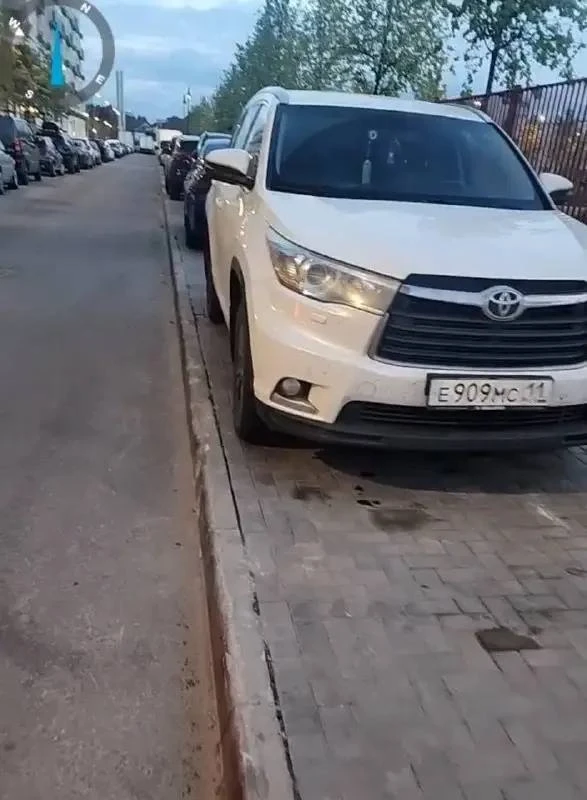 🚗 Проход к школе в «Первом квартале» заняли припаркованные машины