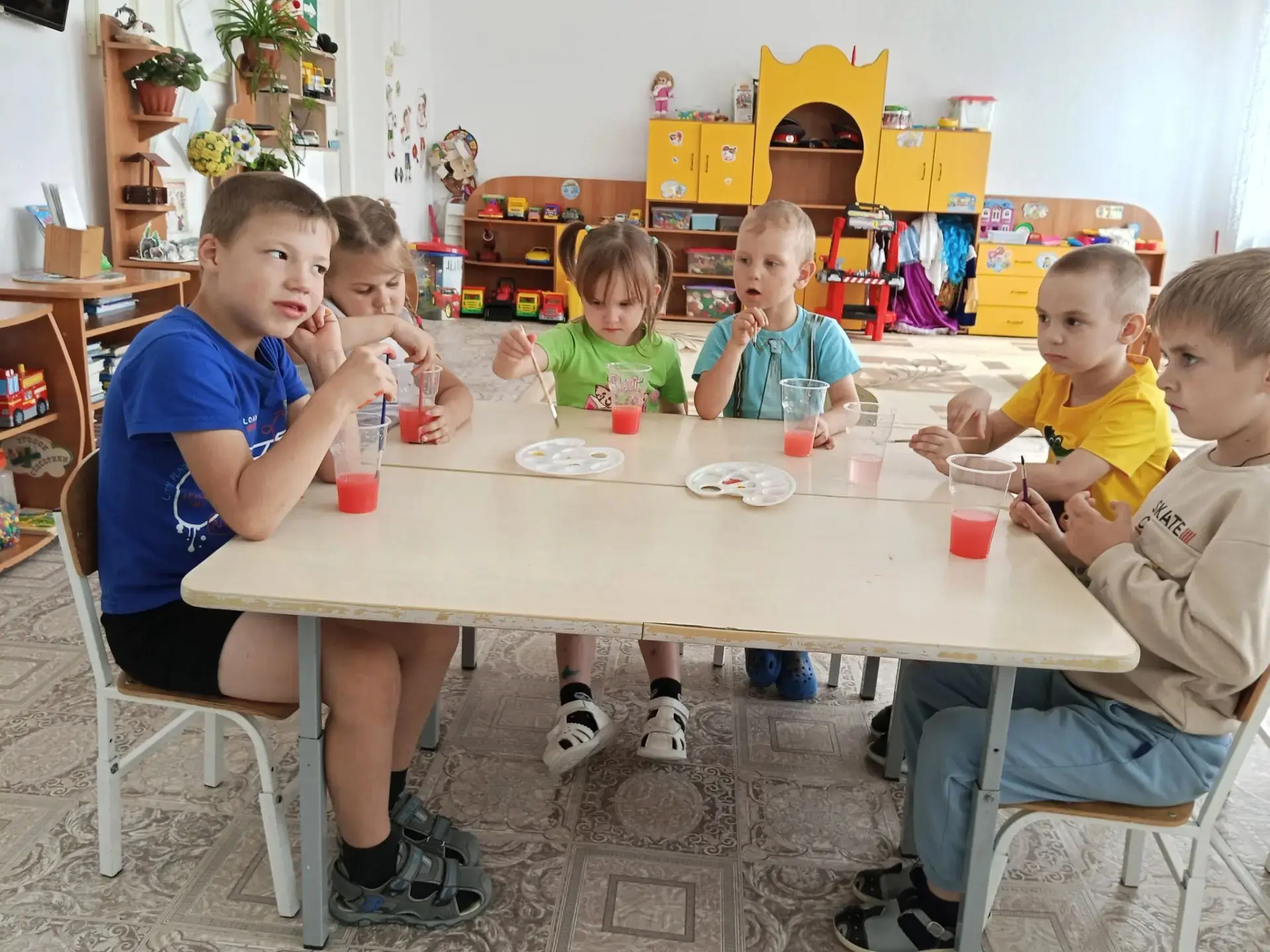 Нашим юным исследователям не сиделось без дела! 🧪 Они:
— поймали невидимку-воздух пакетами; ⚡️🌬️
—