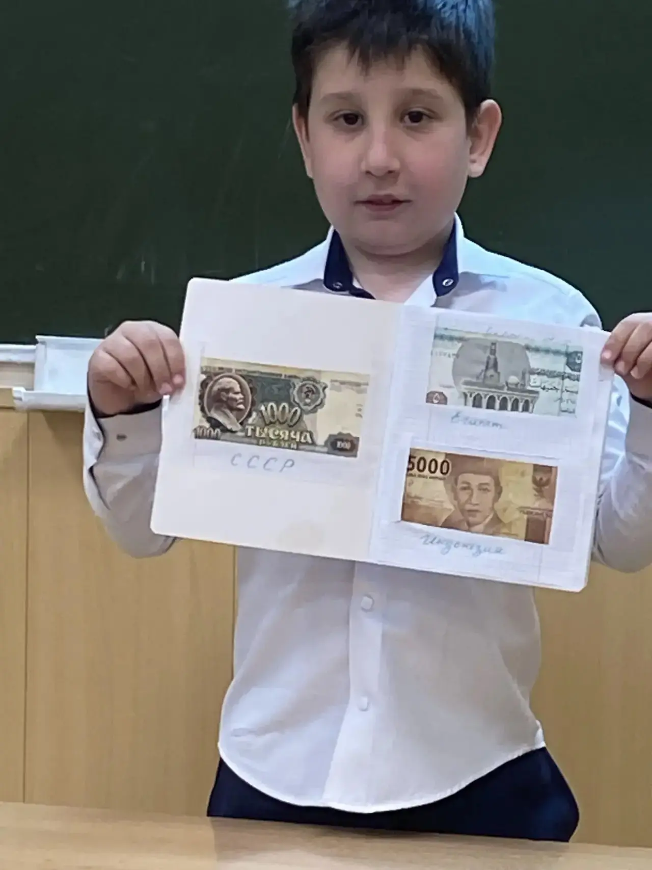 Во 2 «В» классе в Международный день музеев ребята подготовили свои мини-музеи и с гордостью предста