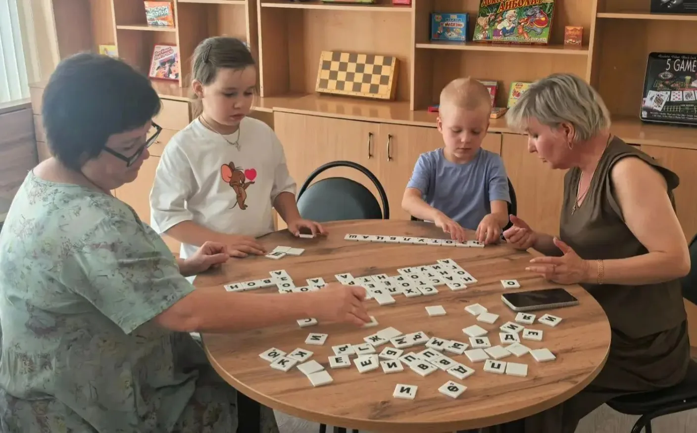 Бабушки и внуки — играем вместе