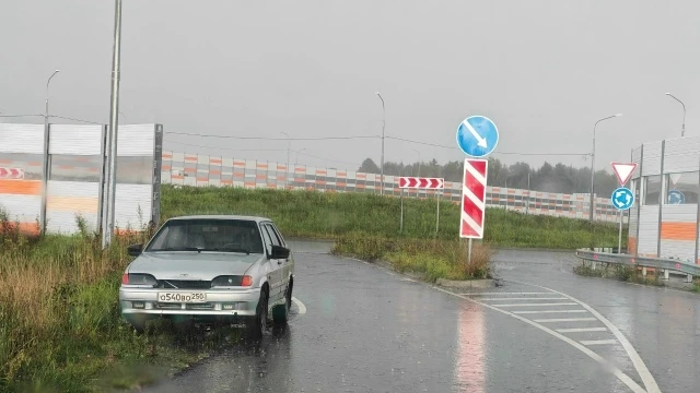 Неделю стоит на повороте в деревне Захарово 🚗