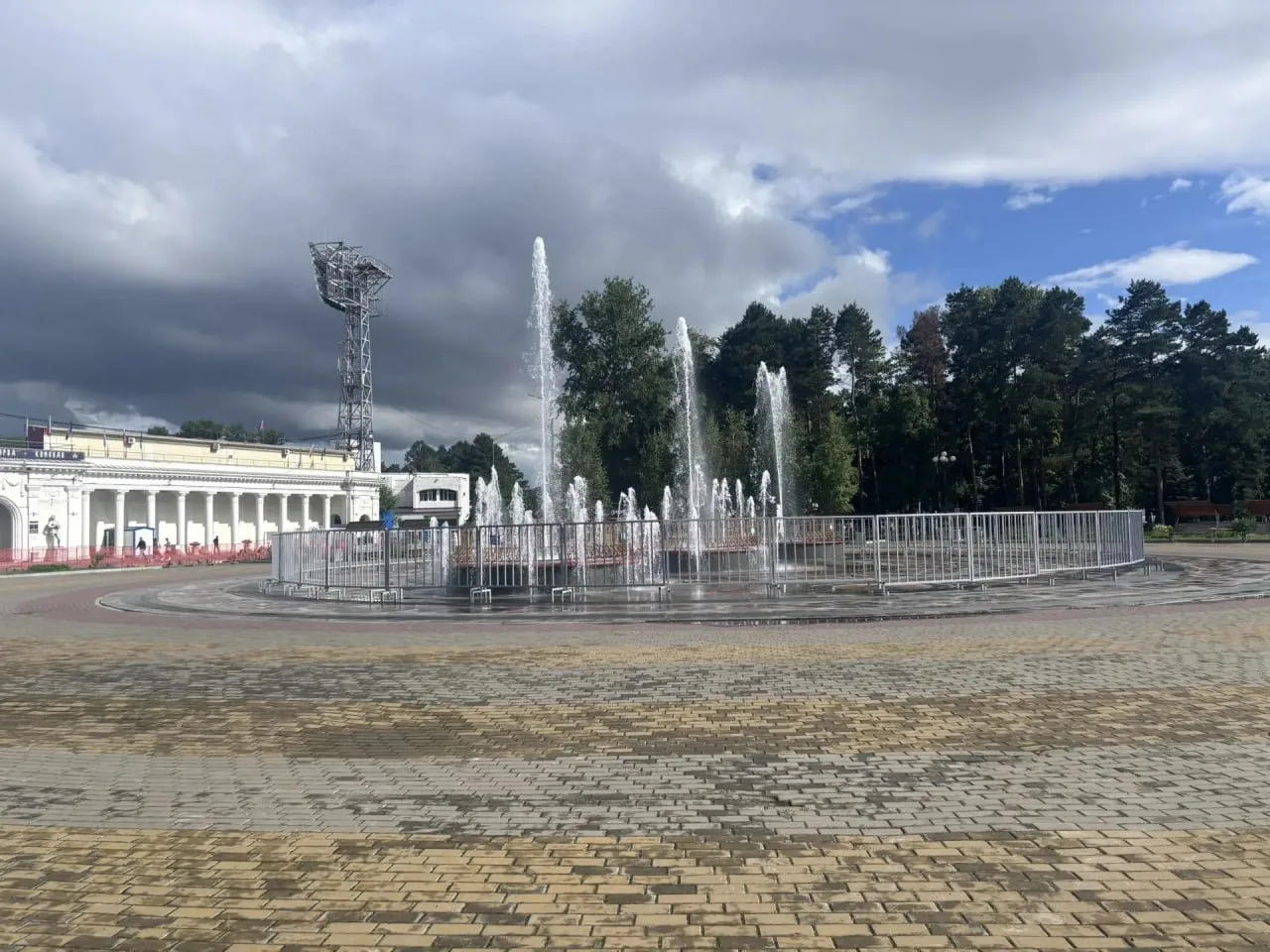 Пешеходный фонтан на набережной временно отключили из-за паводка в Хабаровске