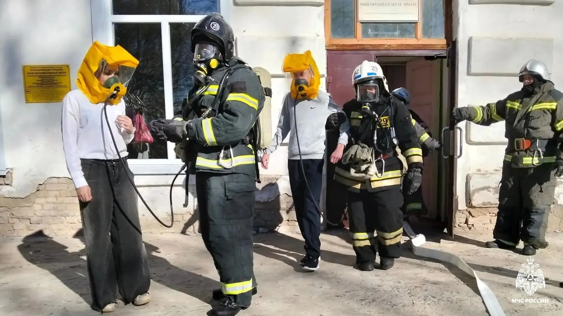 В Поназыревской школе провели учебную эвакуацию при пожаре. По легенде, на первом этаже...