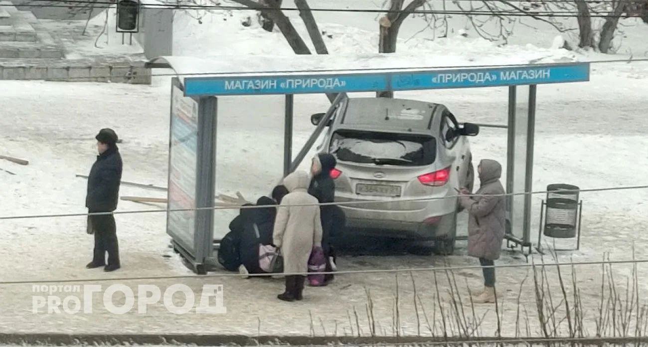 В Чебоксарах машина вылетела с дороги в остановку с людьми  Фото: фото "Про Город". Автор: Степан Ог