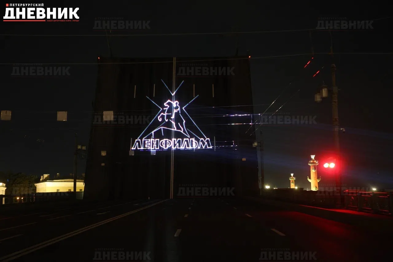 🌉 Дворцовый мост стал экраном петербургского кино