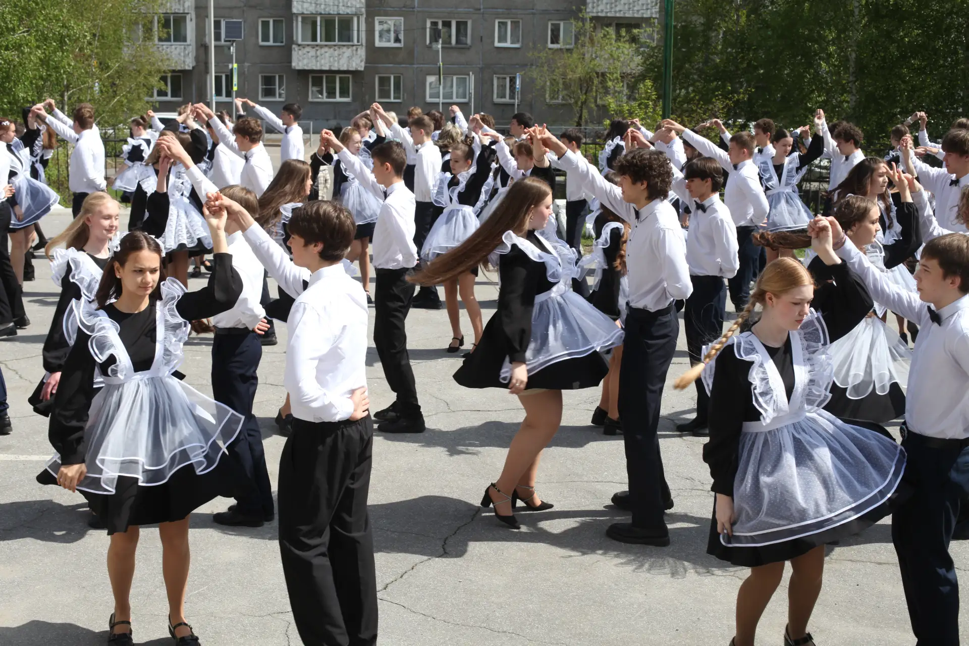 С Иркутском связанные судьбы, И среди них судьба моя… Весенний воздух мне вдохнуть бы У стен твоих, 