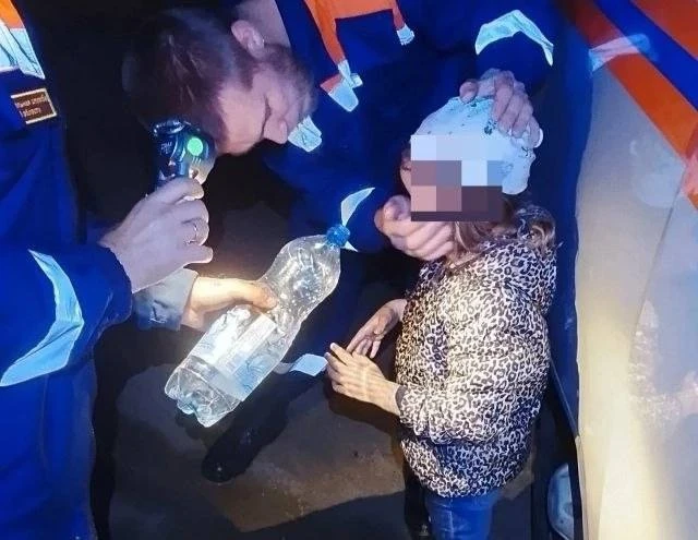 ⛑ В Ростовском районе спасатели ночью вытащили из болота 39-летнего мужчину и его 4-лет...