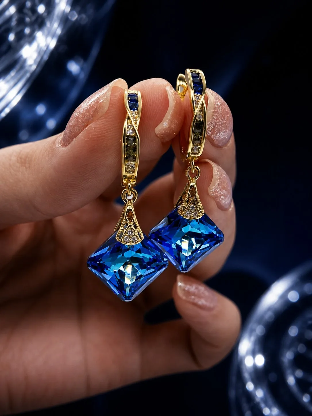 Посмотрите, какая глубина в этих кристаллах 💙

«Морской привет» — серьги с крупными синими кристалл