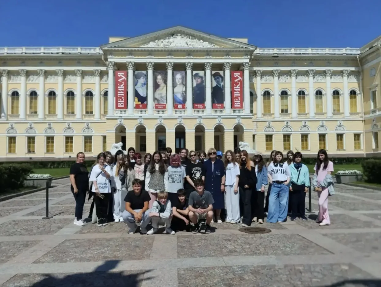 🎨 Пленэр в Северной столице: наши юные художники в Санкт‑Петербурге!

Группа учащихся художественно