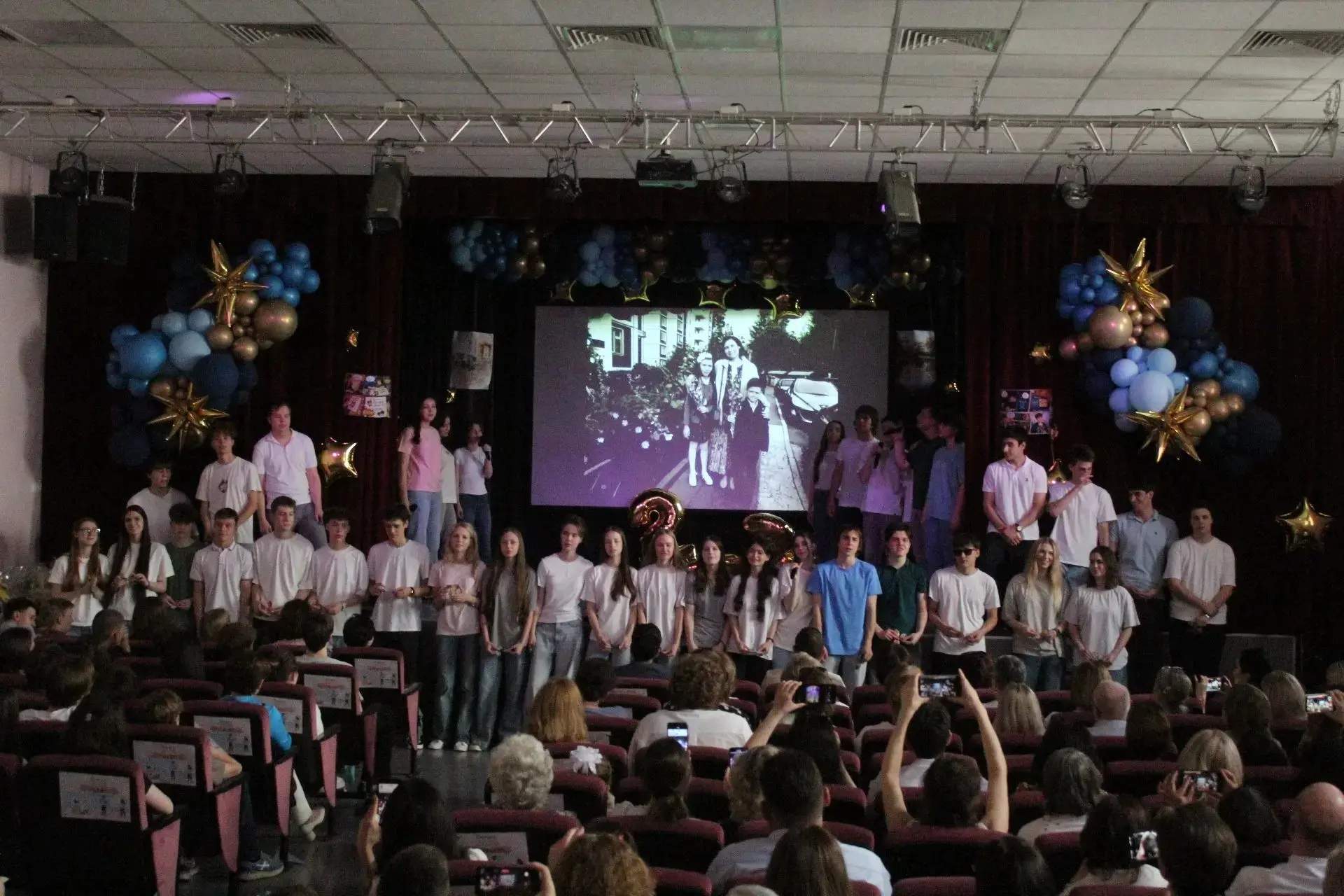В нашей школе прошёл Последний звонок  💃Торжественная линейка состоялась во дворе школы. Первоклассн