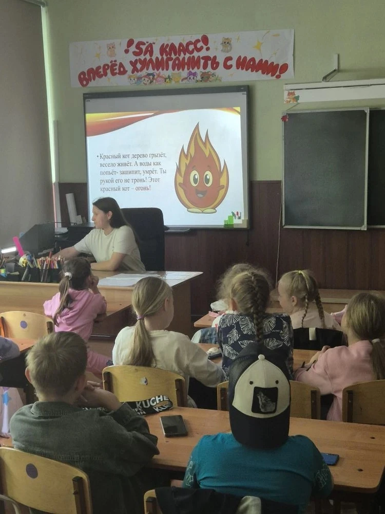 🦕 ОНИ БЫЛИ ЗДЕСЬ. ЛАГЕРЬ, ДЕНЬ 2.

Как прошло наше утро? ⬇️

1. Торжественная линейка + завтрак 🥣
