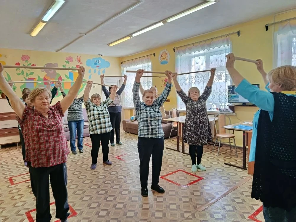 В поселке Заря проходят спортивно-оздоровительные занятия для старшего поколения