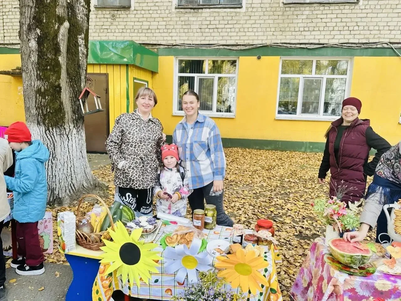🍁 В сентябре наш детский сад №3 превратился в настоящую сказочную площадь — у нас прош...