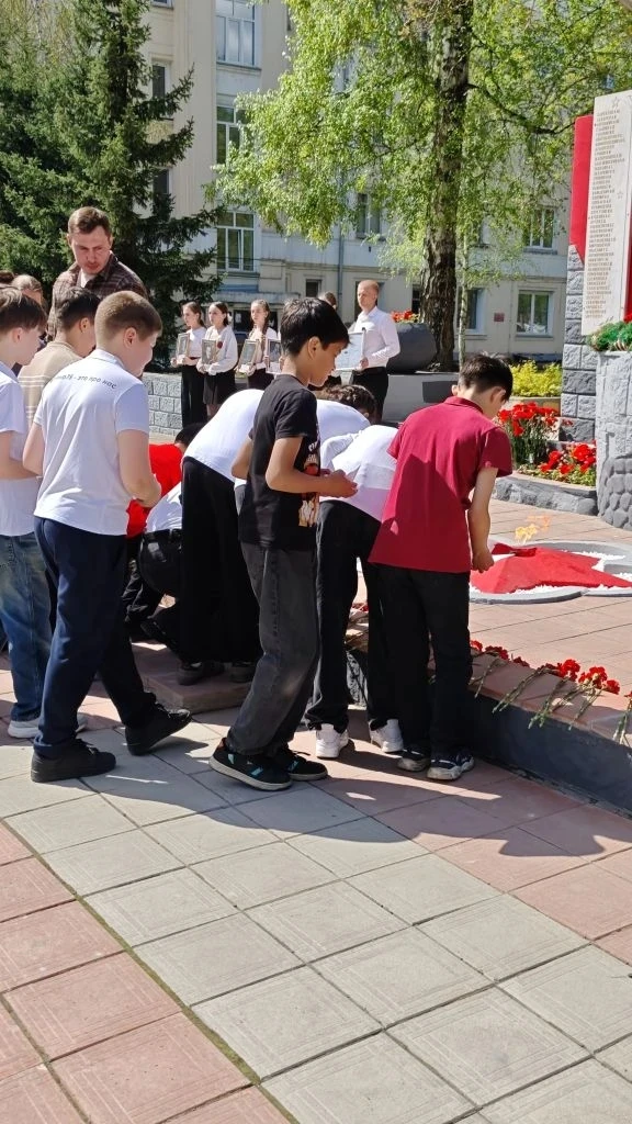 8 мая учащиеся 6 "ИМ" и 5 "С" класса приняли участие в митинге, посвященном 81-й годовщине Победы в 