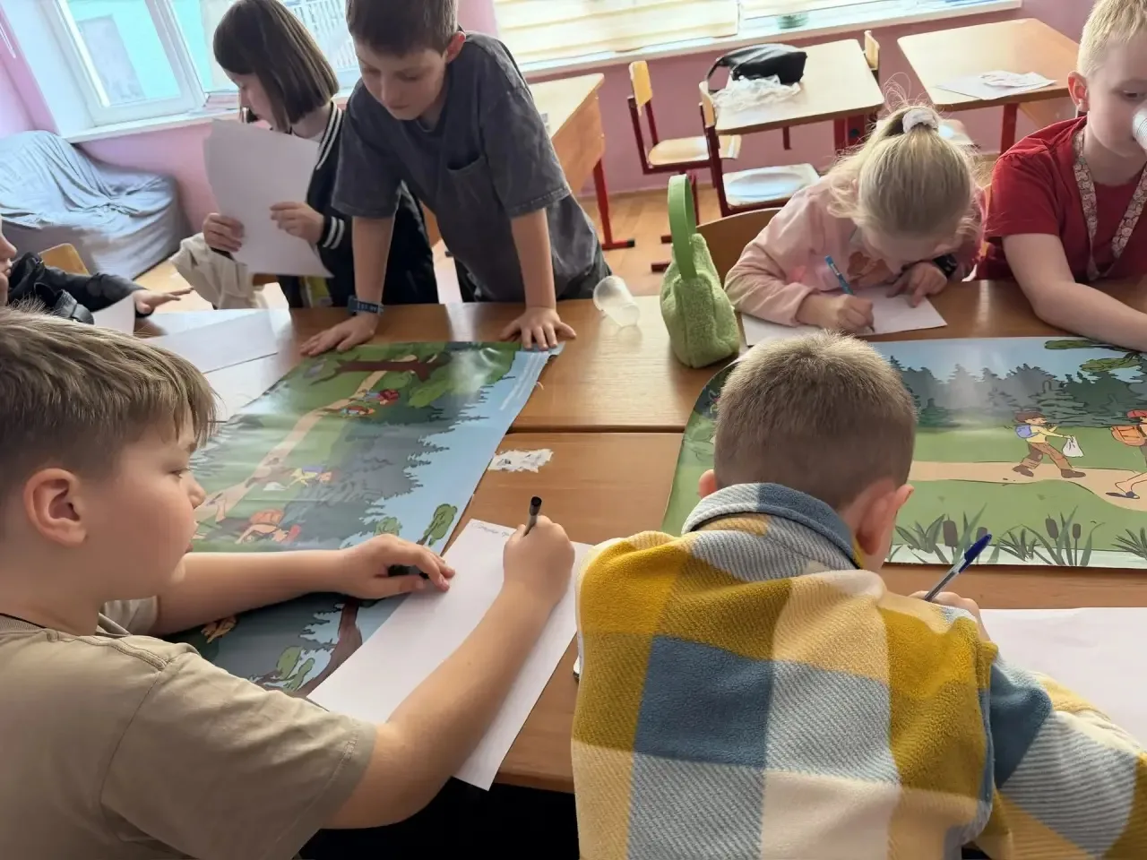 Второй день в лагере: секреты по выживанию 😎  Кажется, наши юные путешественники уже готовы покорять