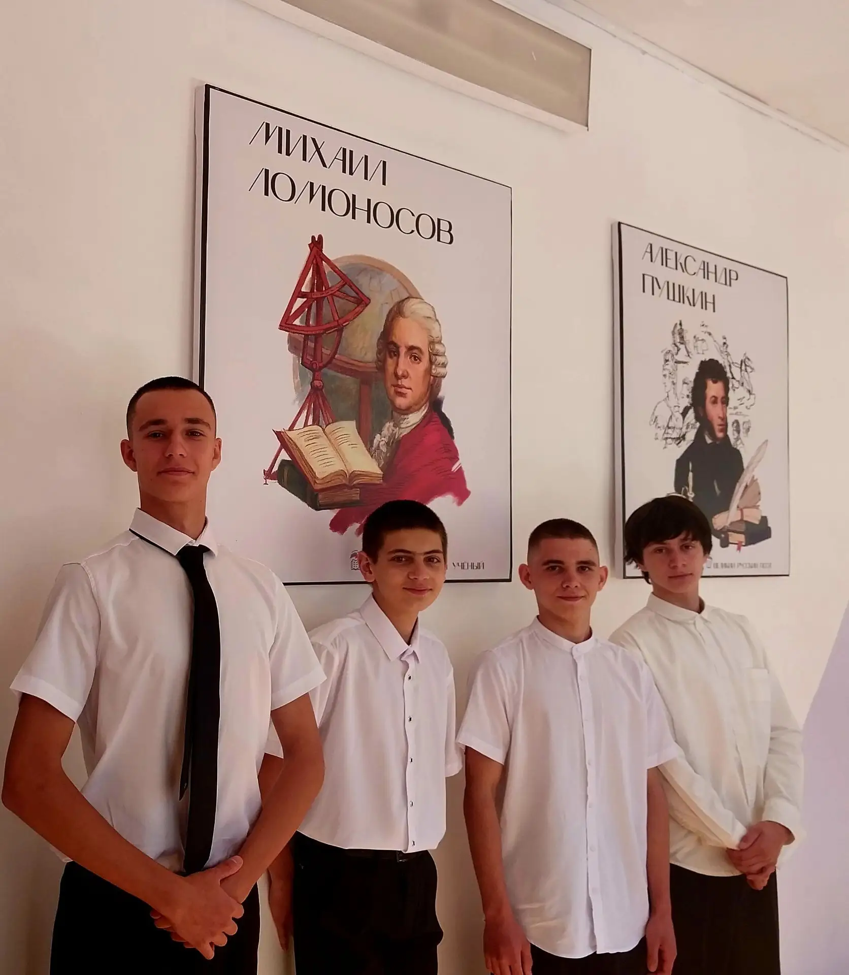 «Лица России»: новое арт-пространство на стенах школы.