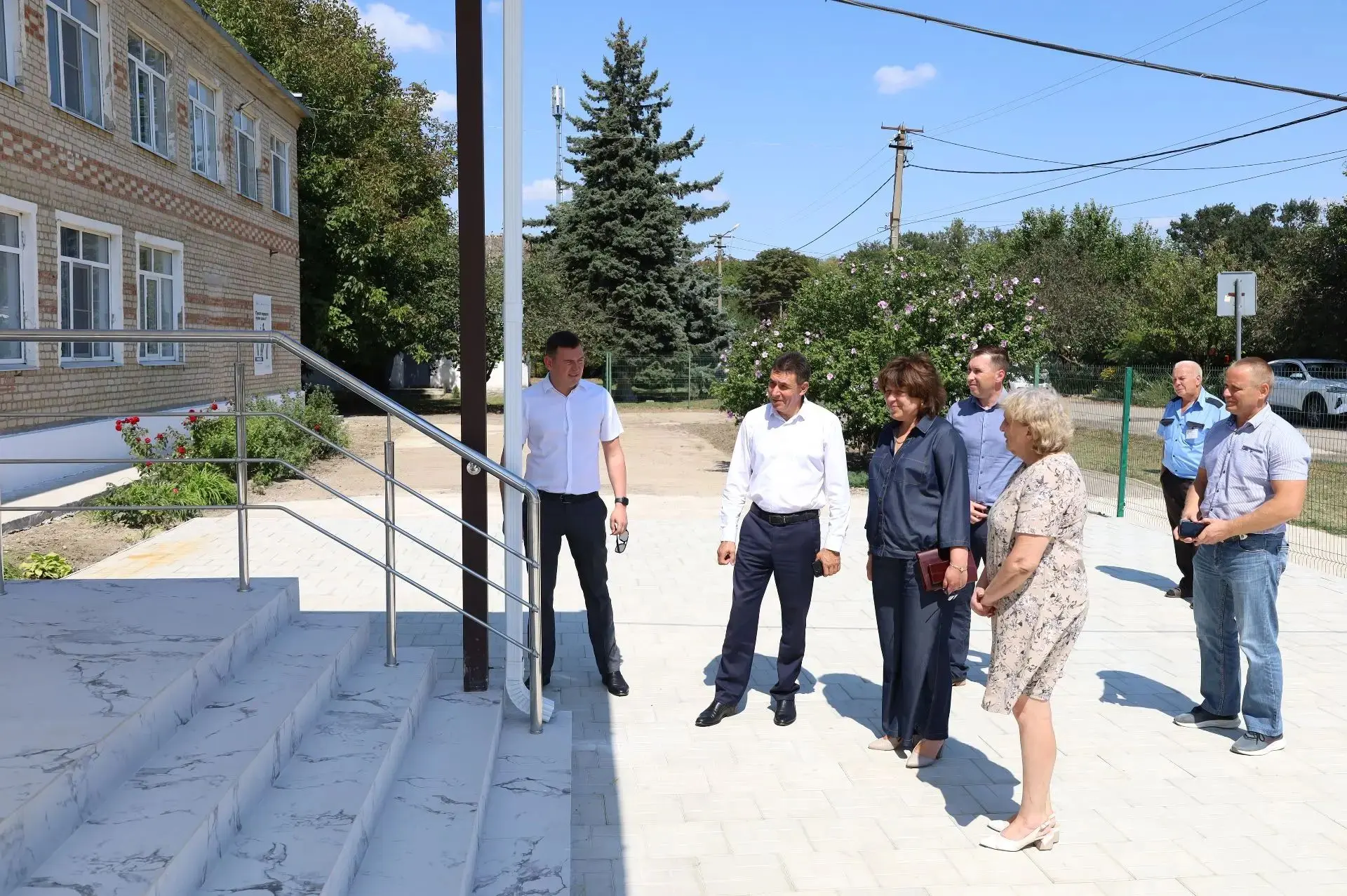Первого сентября 29-я школа поселка Мирного встретит учеников новой яркой деталью фасад...