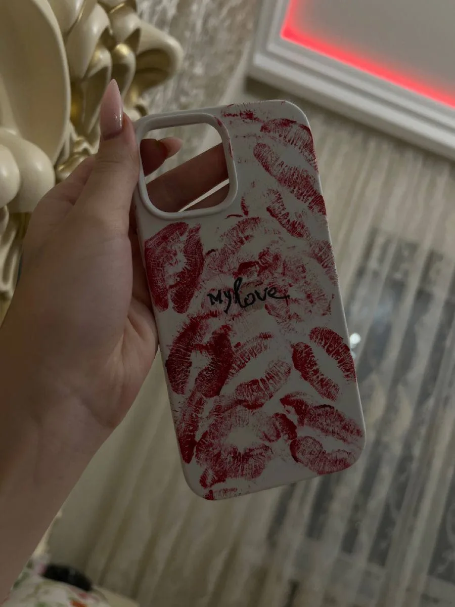 Чехол с поцелуями 😘

Что нужно:
▫️прозрачный или однотонный чехол
▫️акриловая краска (красный/розов