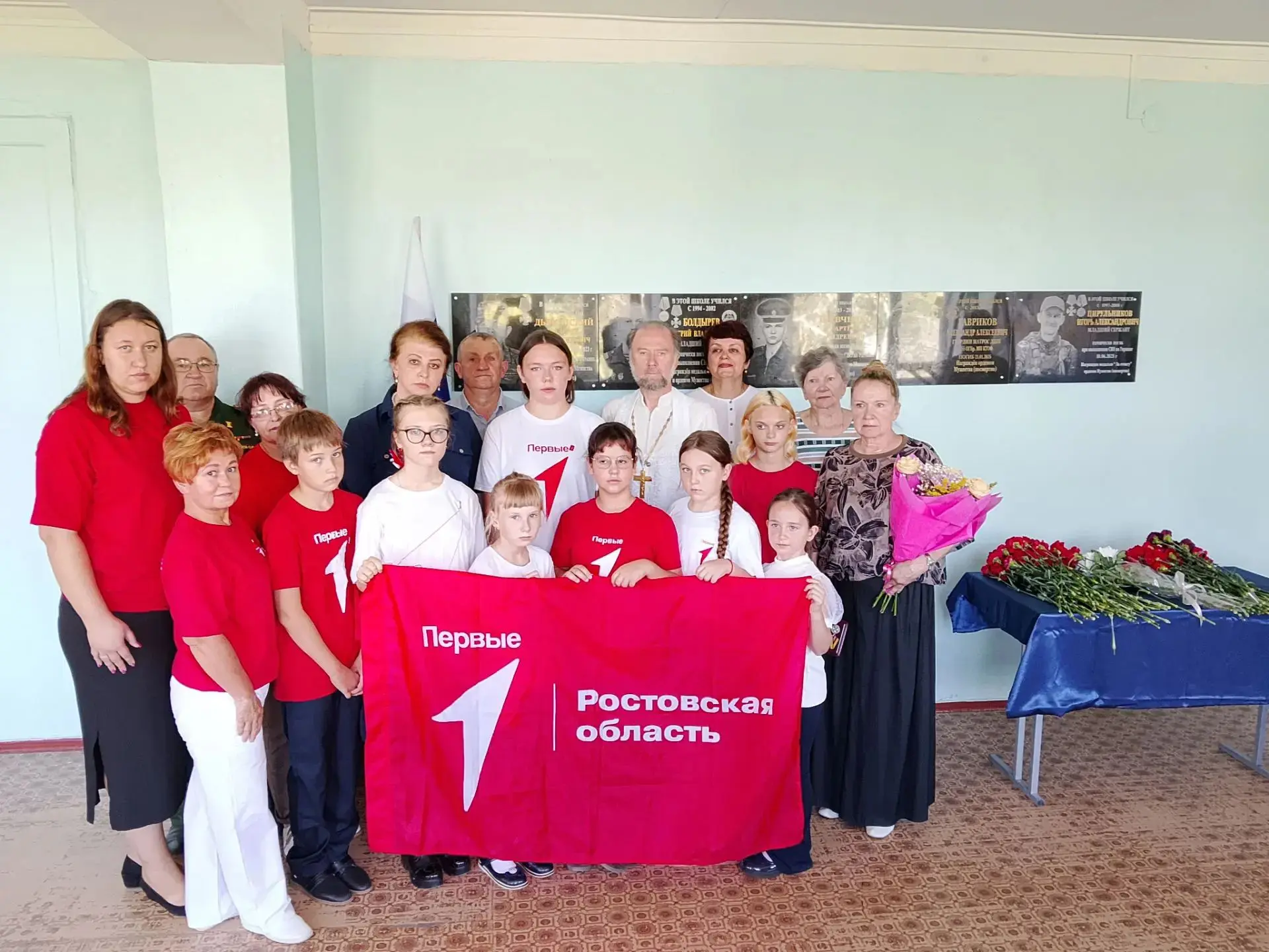 В преддверии Дня Российского флага в МБОУ СОШ № 6 открыли мемориальную доску в память о...