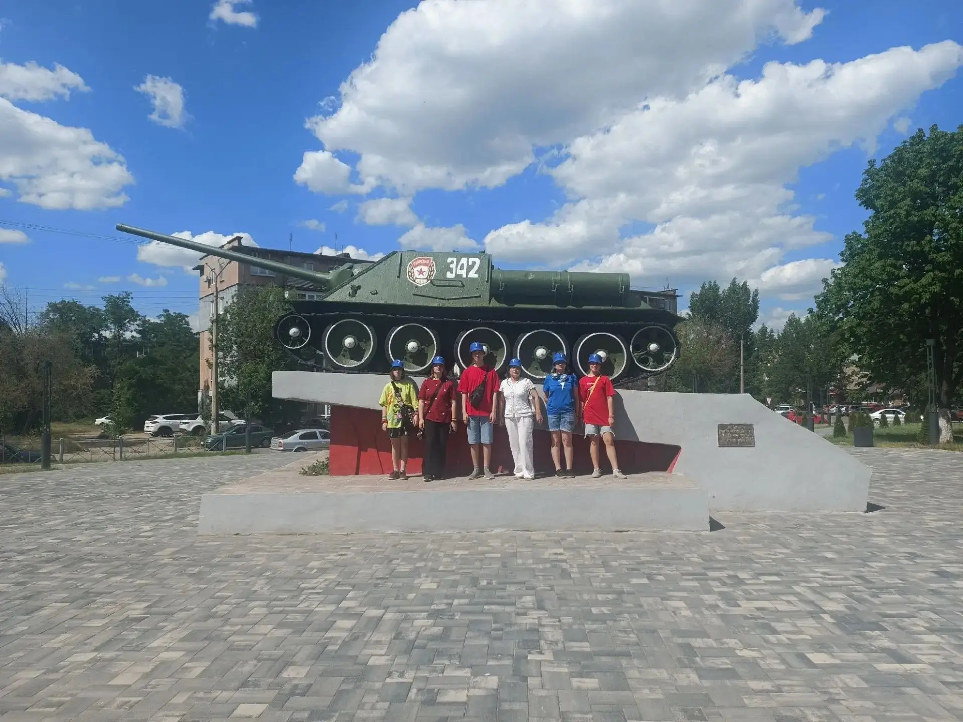 22 июня обучающиеся Алчевского эколого-биологического центра совершили патриотическую экскурсию по м