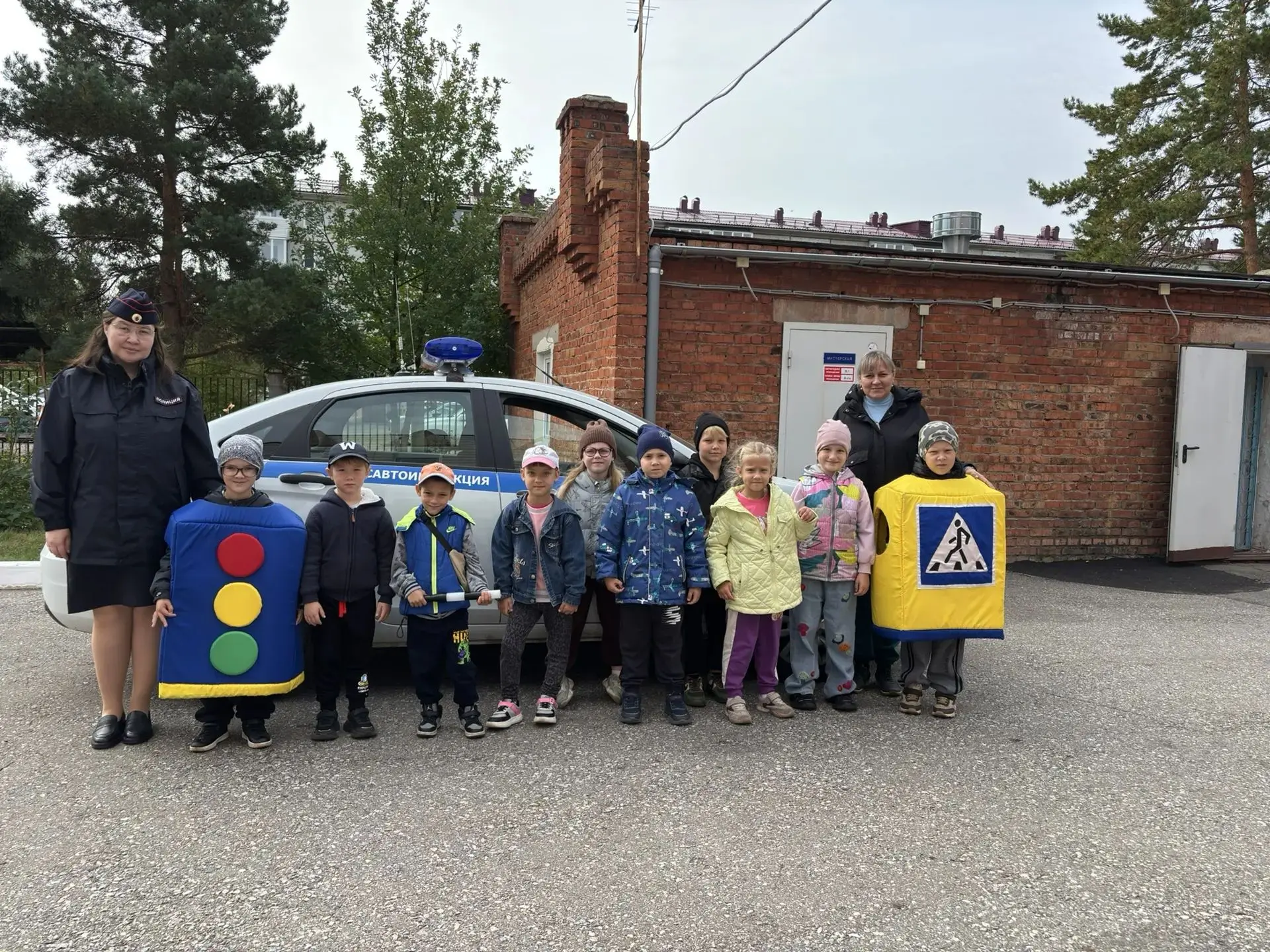Машина с мигалками, настоящая рация и важные уроки безопасности! 🚔✨