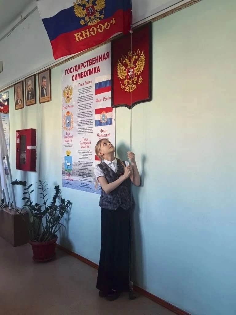 Неделя традиционно началась с еженедельной общешкольной линейки. Право поднять флаг РФ было предоста