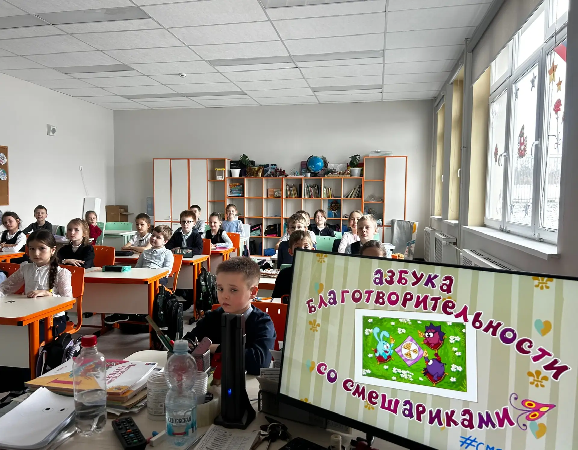 Сегодня в нашей школе прошёл «Урок Доброты» в рамках Недели добра! ❤️  Вместе с первоклассниками мы 