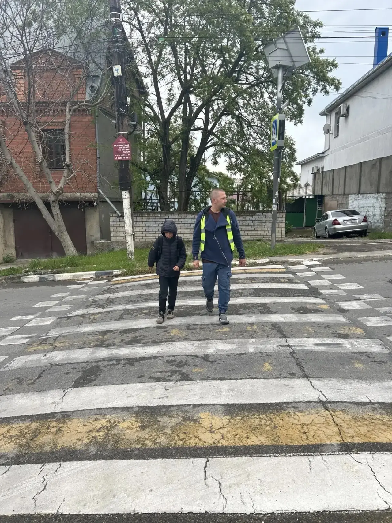 🚸 Родительский дорожный патруль — безопасность детей на первом месте!  Каждое утро возле нашей гимна