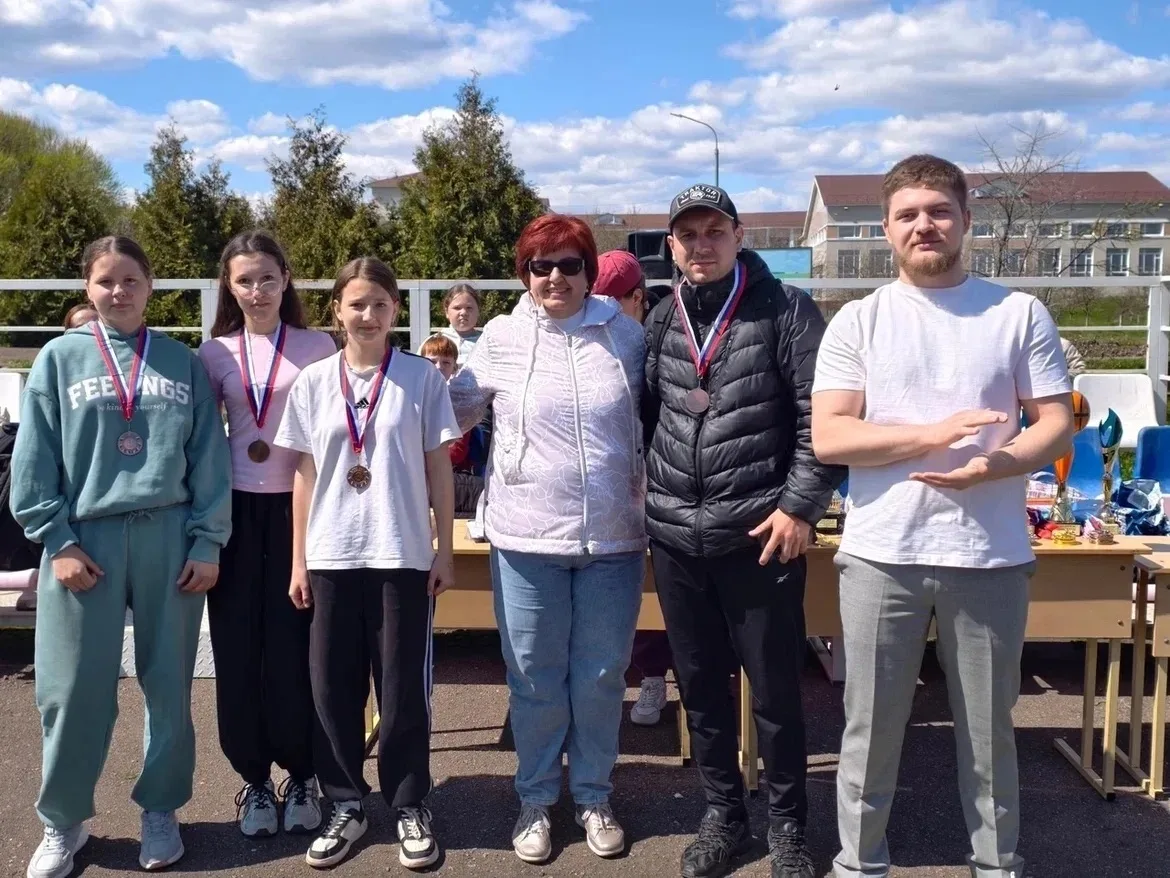 Команда МБОУ «Комсомольская СОШ» заняла 🥉место в общекомандном зачете в соревнованиях по уличному ба