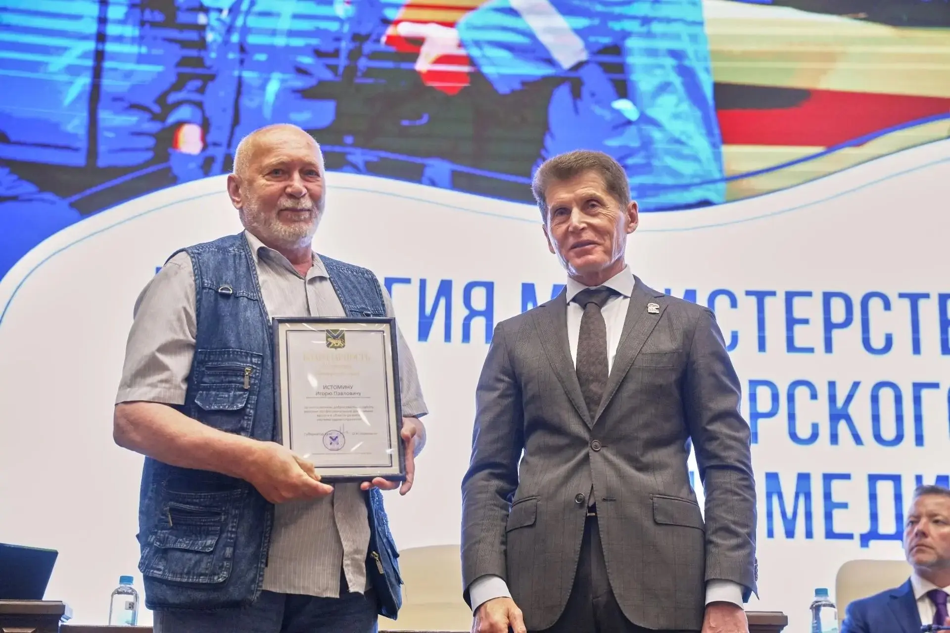 📜ПОЗДРАВЛЯЕМ С ЗАСЛУЖЕННОЙ НАГРАДОЙ!
⁣
Вчера в Правительстве Приморского края состоялось заседание 