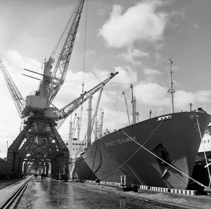 Фотография, сделанная Д. П. Гринько, запечатлела ПТР «Эрнст Тельман» в 1975 году в рыбн...