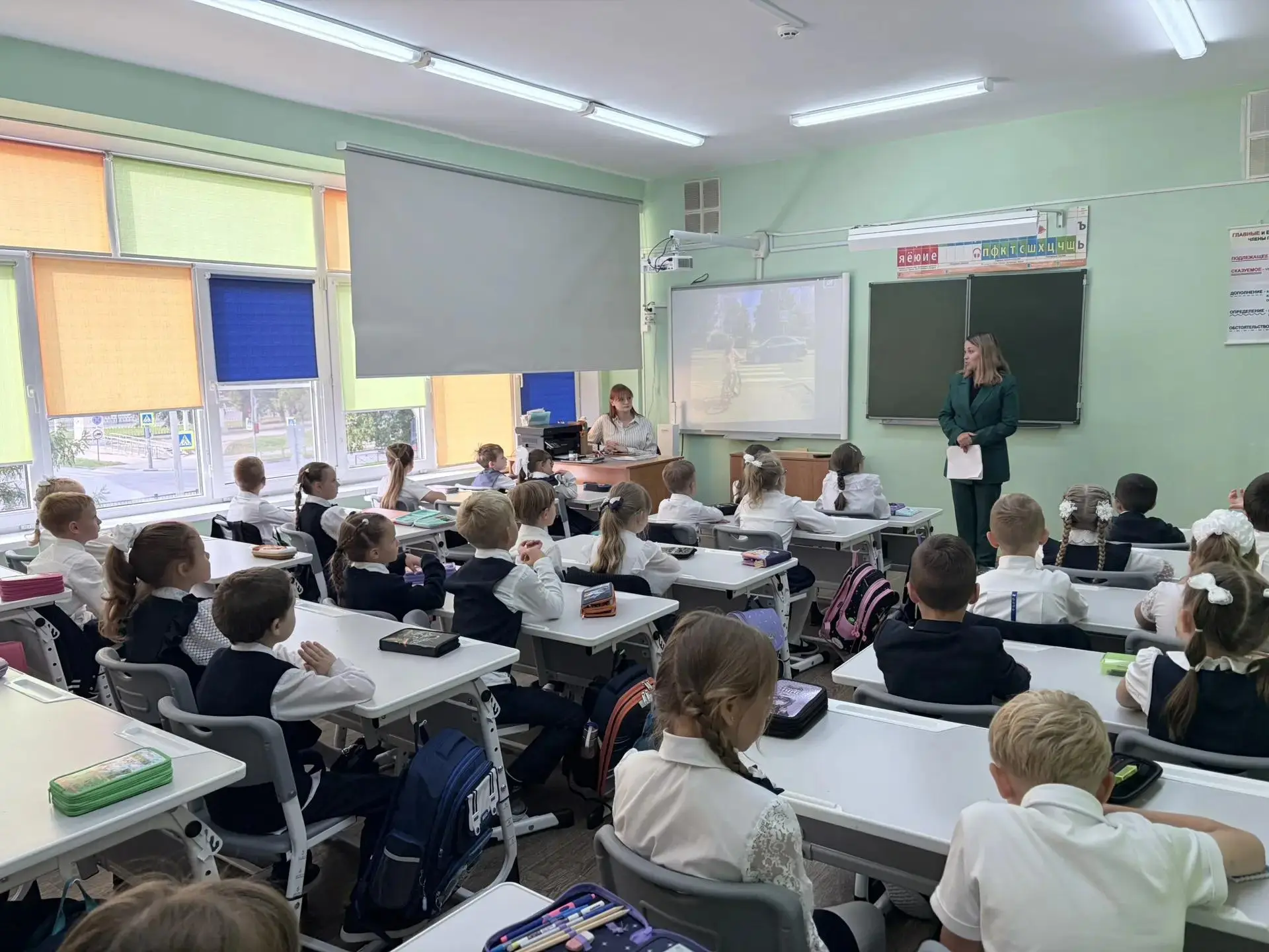 Сегодня для учеников 1 «В» класса прошёл особенный урок по безопасности дорожного движе...