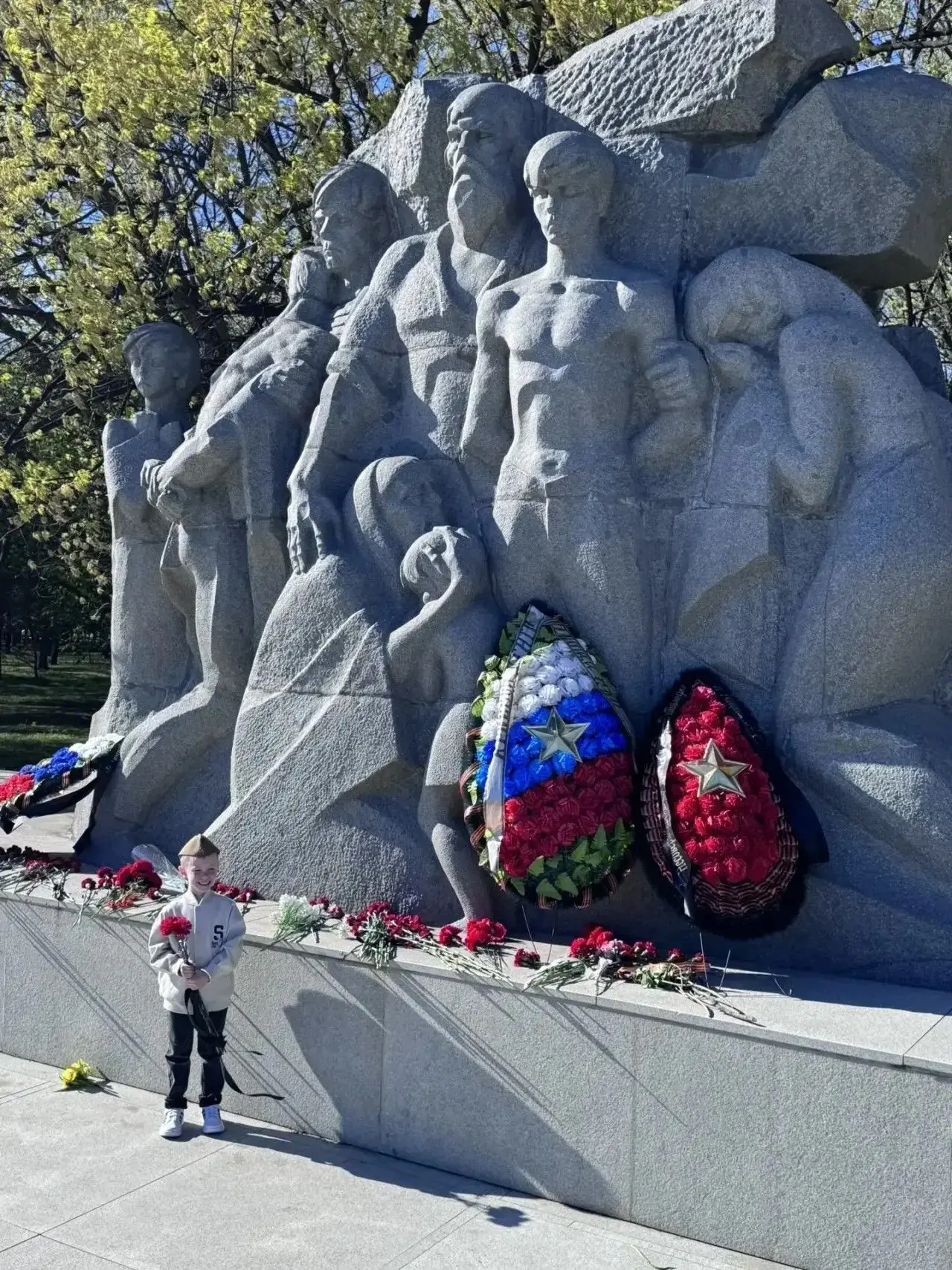 В преддверии празднования Дня Победы наши воспитанники совместно с родителями приняли у...