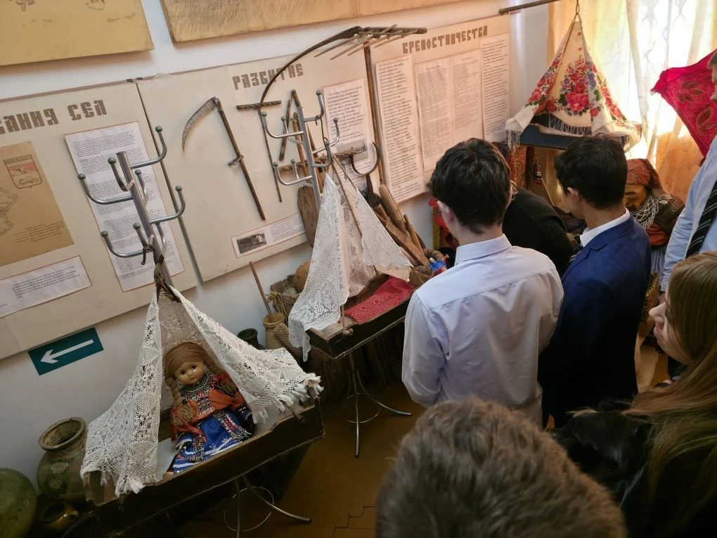 📌 Девятиклассники погрузились в историю русских традиций! 👩‍👧‍👦    🎨 Девятиклассники Бутурлиновской 
